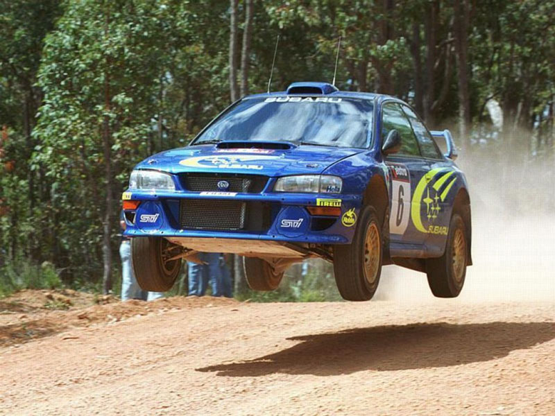 Un coche en la carrera